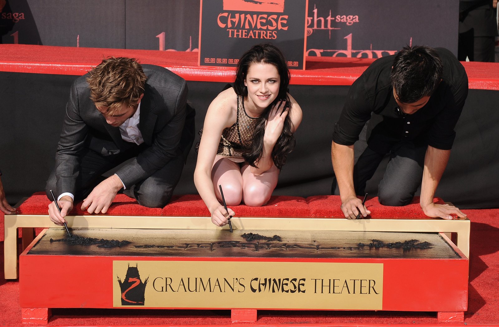 HQpicsOfRobertPattinsonchinesetheatre11