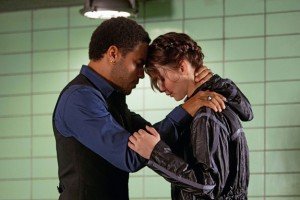 lenny-kravitz-e-jennifer-lawrence-uniti-in-un-abbraccio-in-hunger-games-230933