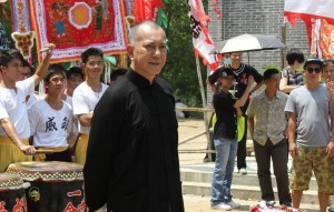 Anthony-Wong-on-the-set-of-Ip-Man-The-Final-Fight-2013-Movie-Image-600x382