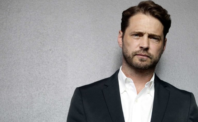 Jason Priestley dirigerà il biopic sull’attore comico Phil Hartman Jason Priestley dirigerà il biopic sull’attore comico Phil Hartman