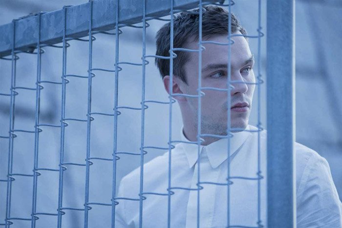 Nicholas Hoult in una scena di Equals