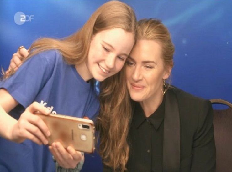 Il selfie tra Kate Winslet e la giovane giornalista Martha 