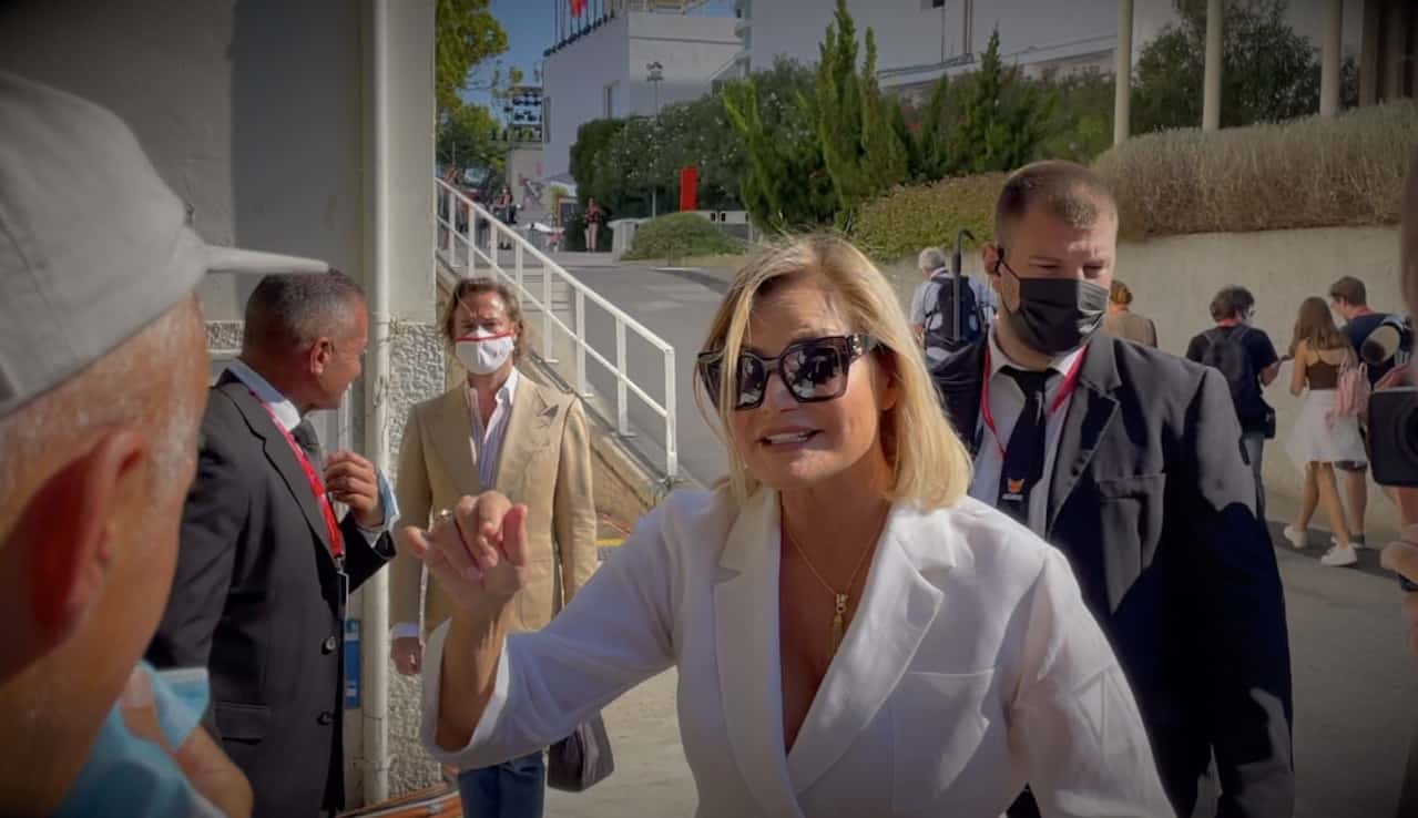 Lezione di umiltà di Simona Ventura: la conduttrice super disponibile con i fan | Video esclusivo