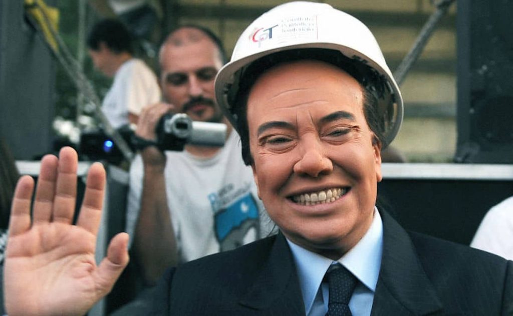 Sabina Guzzanti imita Silvio Berlusconi in Draquila (fonte: IMDB)