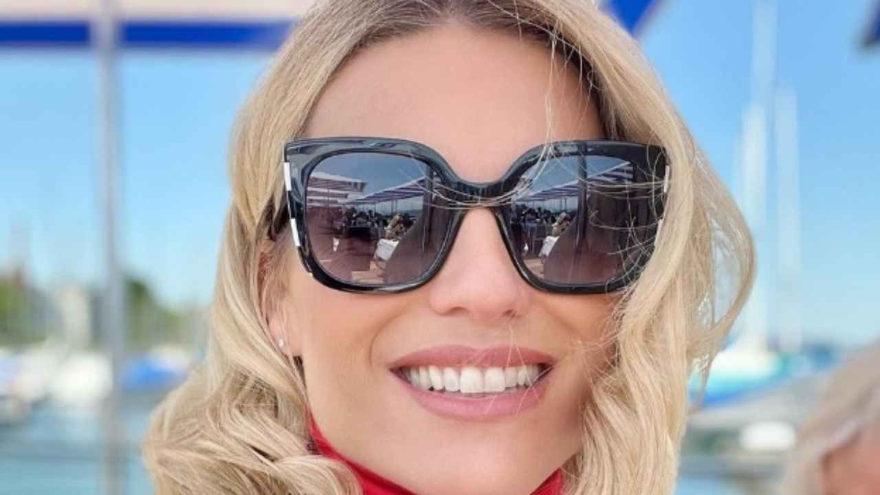 Michelle Hunziker e il cambio del pannolino del nipote