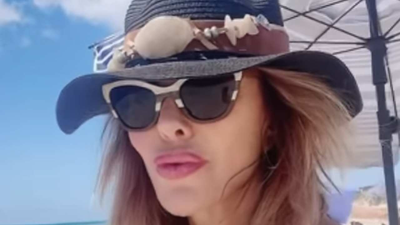 Alba Parietti risponde agli hater per il suo bikini