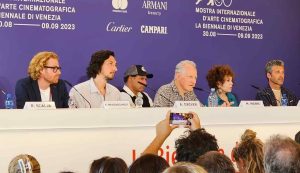 Il cast di Ferrari in conferenza stampa a Venezia 80 (fonte: NewsCinema.it)