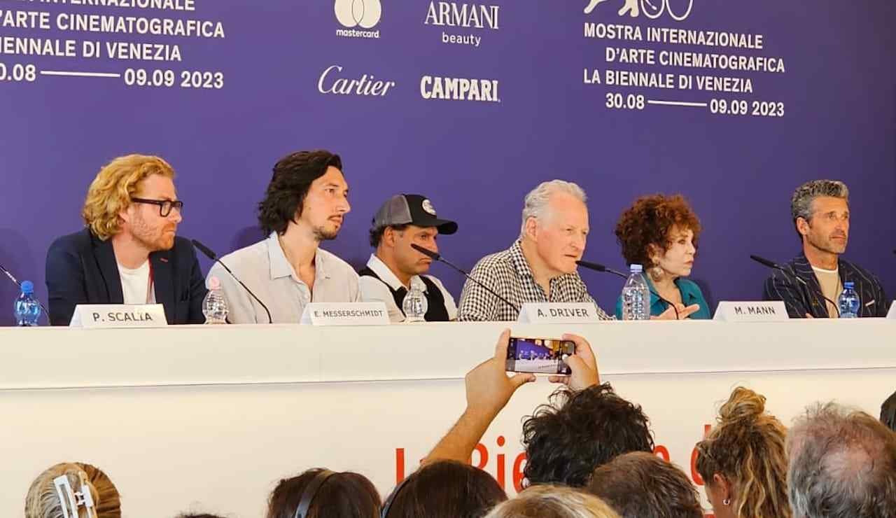 Il cast di Ferrari in conferenza stampa a Venezia 80 (fonte: NewsCinema.it)