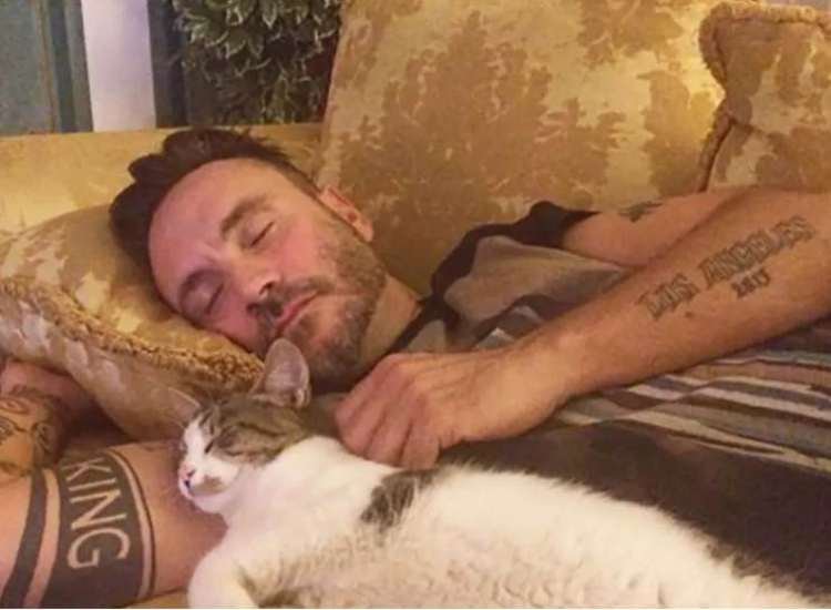 Nek e il suo gattino Ginger