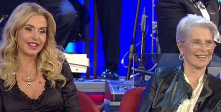 Valeria Marini con sua mamma al Maurizio Costanzo Show - Newscinema.it
