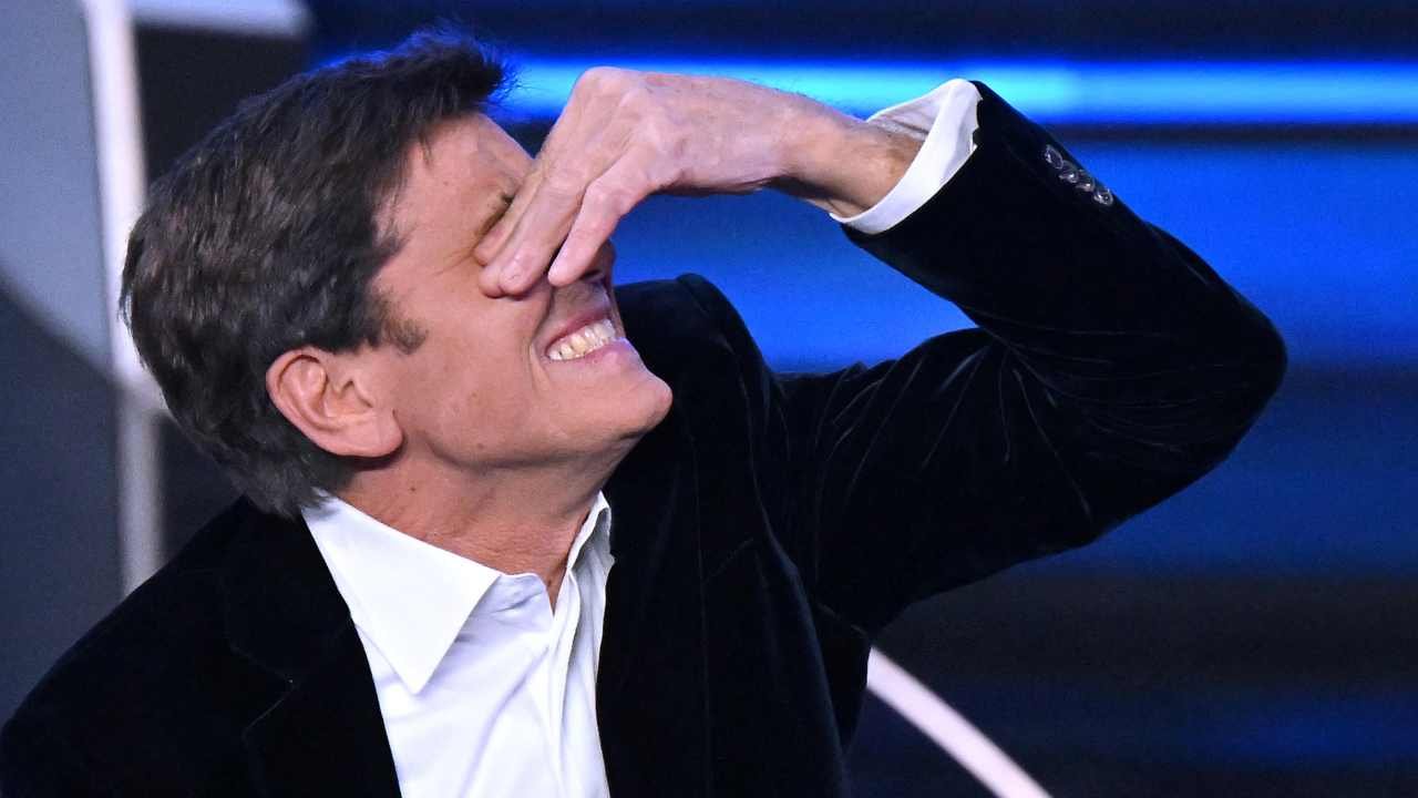 Gianni Morandi e la mano fasciata