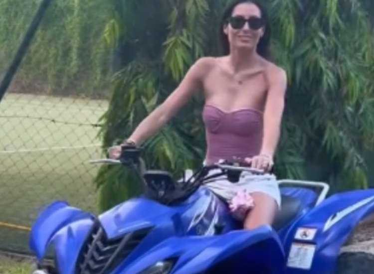 Elisabetta Gregoraci senza casco in quad