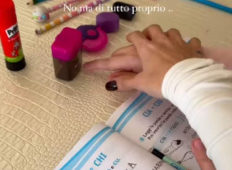 Giulia De Lellis insieme alla nipote per i compiti