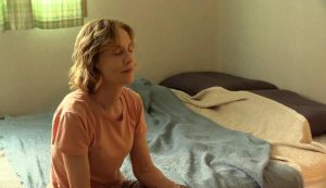 Isabelle Huppert nel film (fonte: Berlinale)