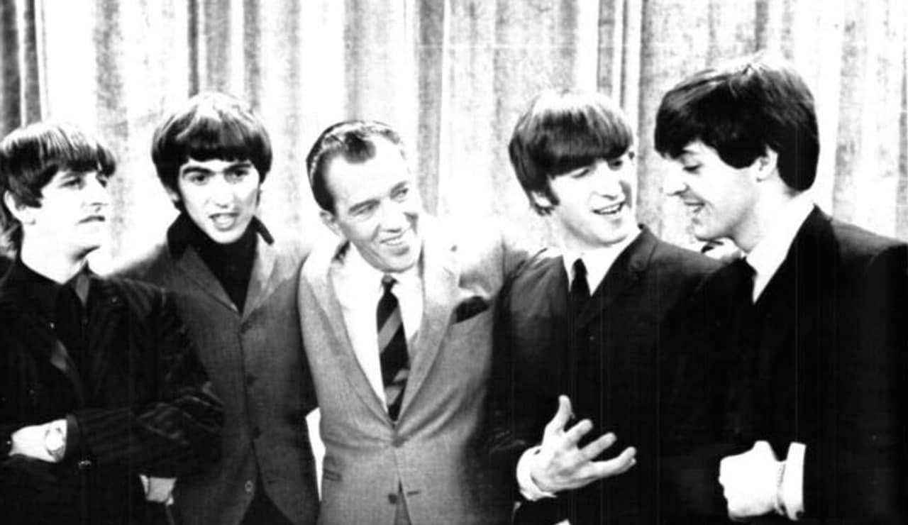 I Beatles, Ringo Star, George Harrison, Paul McCartney, John Lennon e il presentatore televisivo americano Ed Sullivan