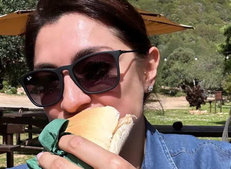 Elisa Isoardi mentre mangia un panino