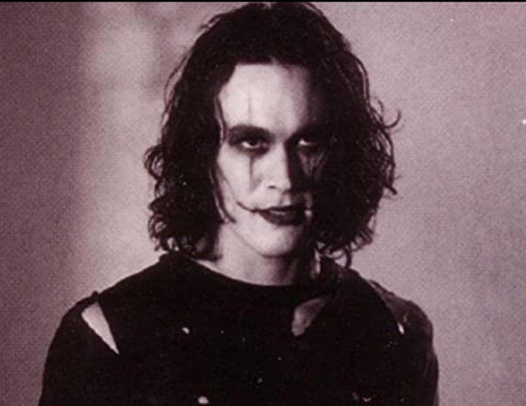 Brandon Lee in una foto di scena de Il corvo