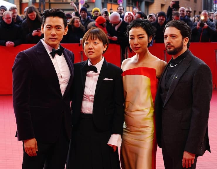 Teo Yoo, Celine Song, Greta Lee e John Magaro alla prima di "Past Lives" durante la 73° Berlinale