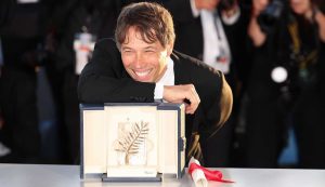 Sean Baker con la Palma d'Oro (Daniele Venturelli/GettyImages)