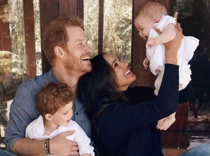 Harry e Meghan con i loro figli - fonte_web - newscinema.it