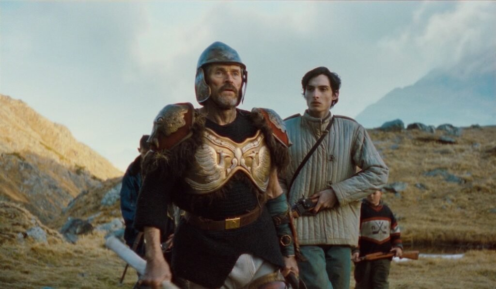 Willem Dafoe e Finn Wolfhard in The Legend of Ochi