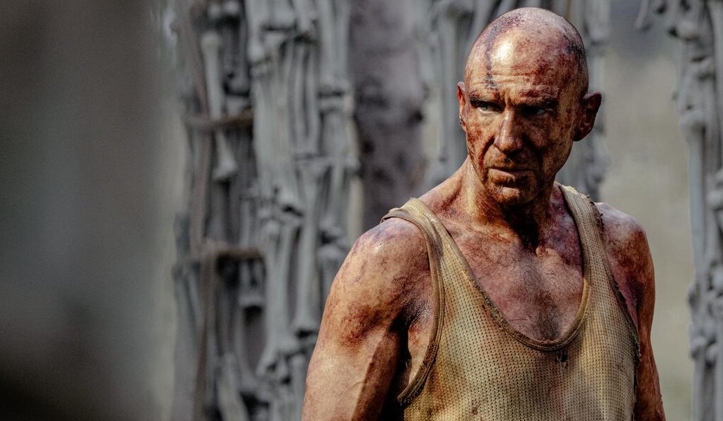 Ralph Fiennes in una scena di 28 anni dopo