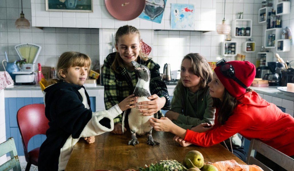 Quattro sorelle e un pinguino nel film Paul - Un pinguino da salvare