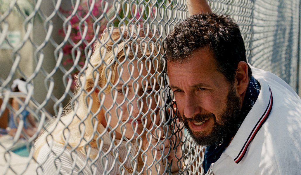 Adam Sandler e Greta Gerwig in una scena di Jay Kelly