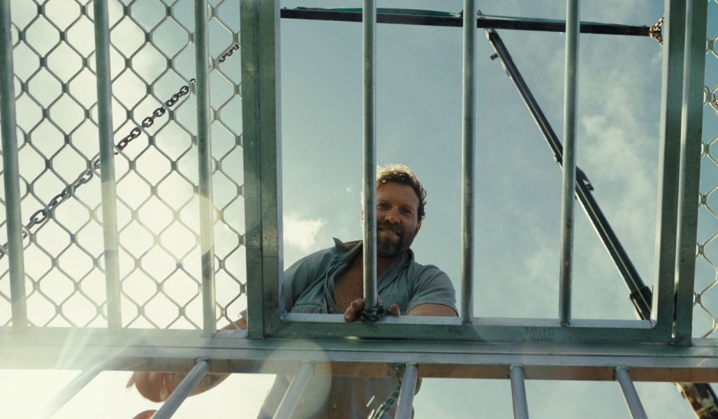 Jai Courtney in una scena del film