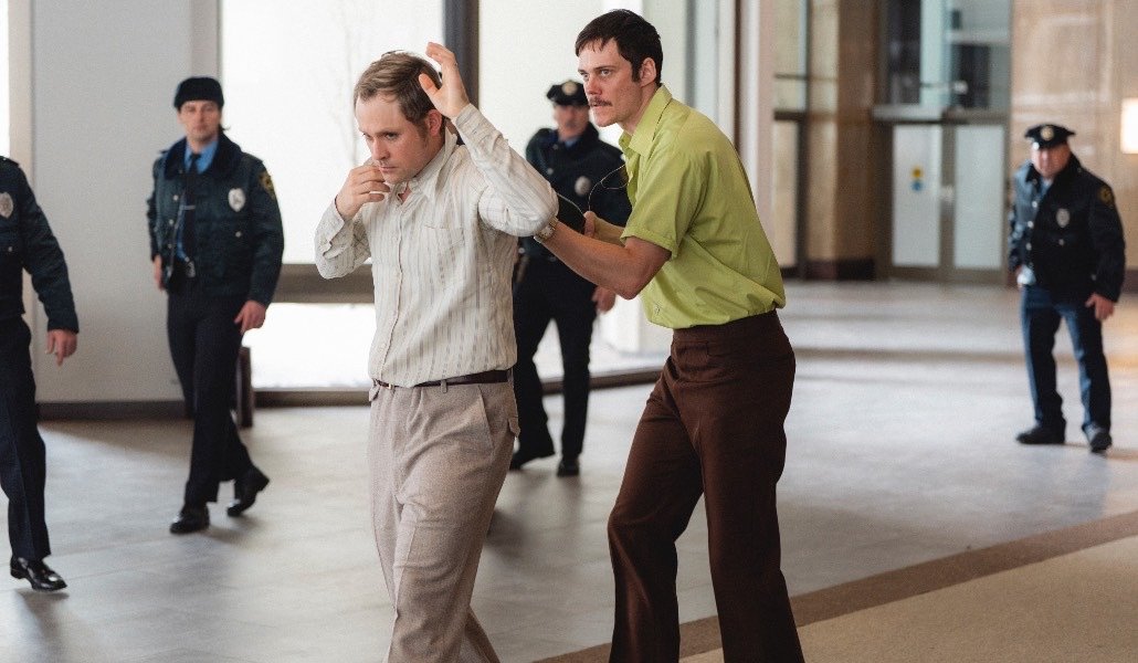Dacre Montgomery e Bill Skarsgård in una scena di Dead Man's Wire