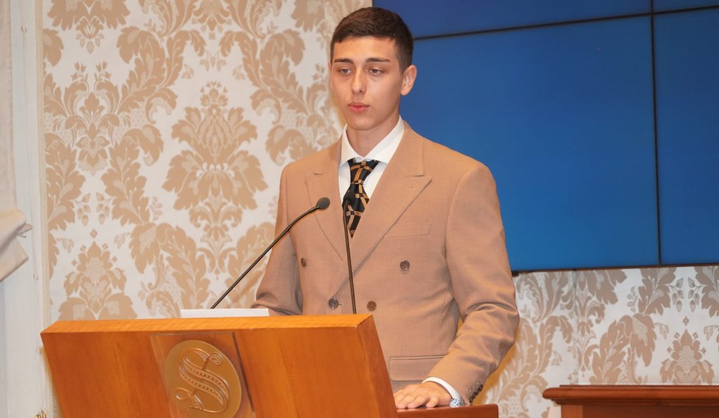 Luigi Zeno al Senato per dire ‘no’ al bullismo con il corto La Linea Sottile Luigi Zeno contro il bullismo ospite al Senato della Repubblica