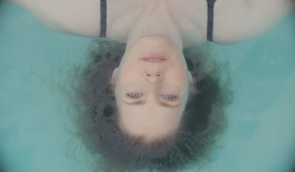 Amy Adams in una scena di At the sea