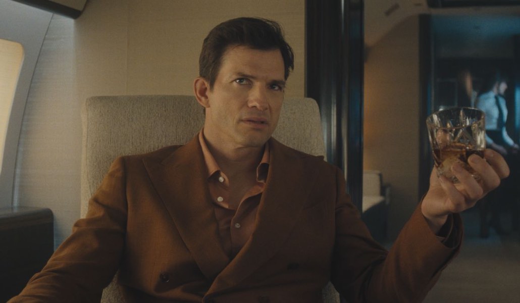 Ashton Kutcher in una scena della nuova serie The Beauty