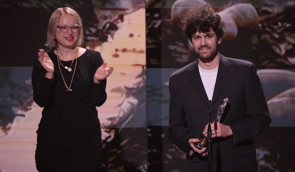 Fiume o morte! vince agli EFA, il regista: “Spero che il film possa tornare in sala in Italia” Igor Bezinović sul palco degli European Film Awards 2026