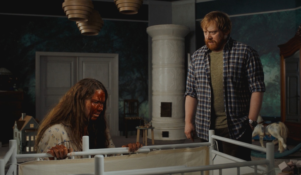 Rupert Grint rompe tutti gli schemi nel film più strano dell’anno Una scena di Nightborn con Rupert Grint