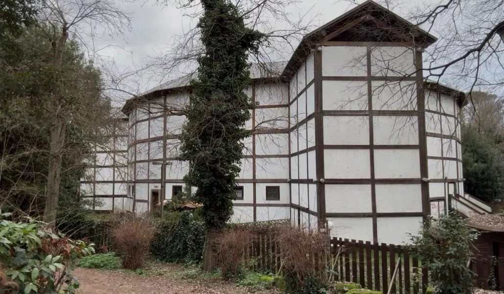 Dopo Hamnet siamo corsi al Globe Theatre di Roma… ma il teatro di Gigi Proietti è irriconoscibile Gigi Proietti Globe Theatre