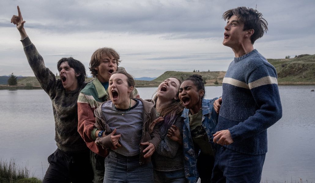 Una scena del film 'Sunny Dancer' in anteprima alla Berlinale 2026, in cui rivede il gruppetto di adolescenti protagonisti del film, tre ragazzi e tre ragazze, abbracciati che urlano di felicità, un urlo liberatorio, in mezzo alla natura con alle spalle un lago