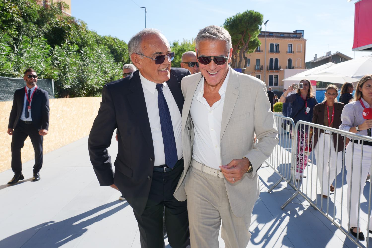 George Clooney e il direttore Alberto Barbera all'ingresso della Masterclass