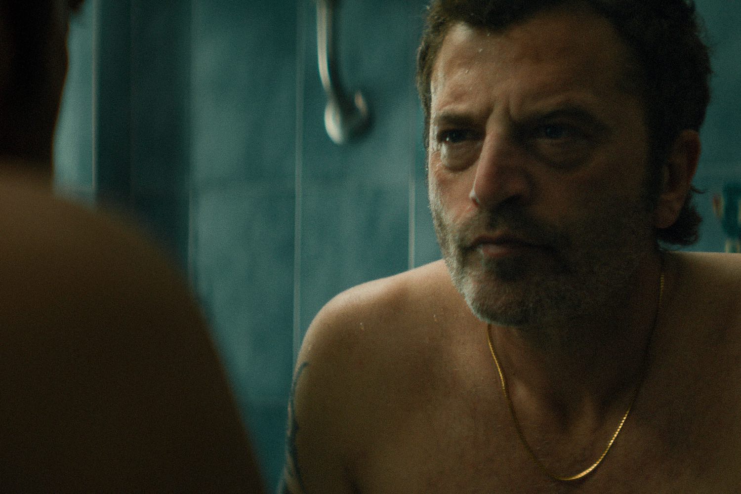 Guido Caprino in una scena del film Una storia