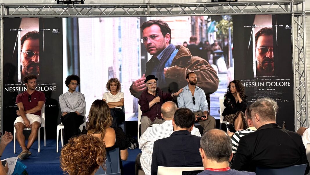 Gianni Amelio con il cast di Nessun Dolore